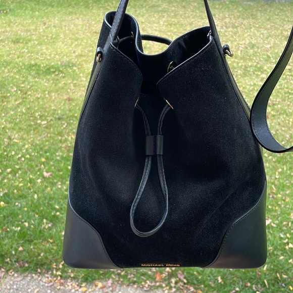 Michael Kors Cary Medium Suede and Leather Bucket Bag comes in a MK dust bag - Picture 9 of 10
